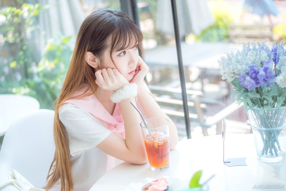 “不成功，便成仁。”吕布默默地点了点头，看了贾诩一眼，叹了口气：“虽然无法认同，至少我们做不到，但这种人，的确让人敬佩，传我命令，让礼部在周瑜葬礼之上，送一份礼物过去，表达一下我军对周瑜的敬意。”